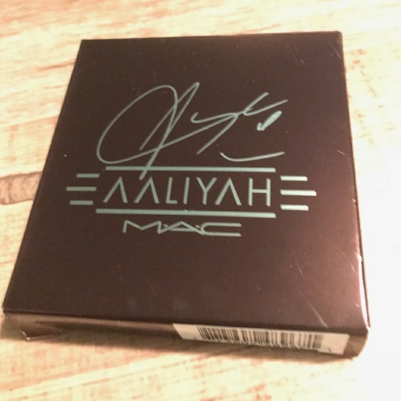 Aaliyah Mac eyeshadow palette - Picture 2 of 3